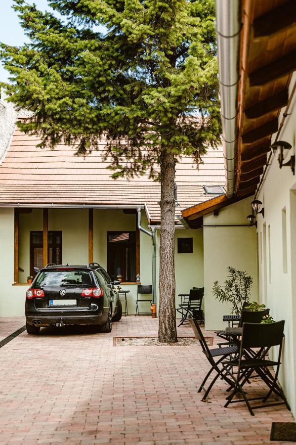 Sziklavendeghaz Aparthotel Veszprem Exterior photo